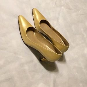 STUART WEITZMAN GOLD PATENT LEATHER PUMP SIZE 6 M